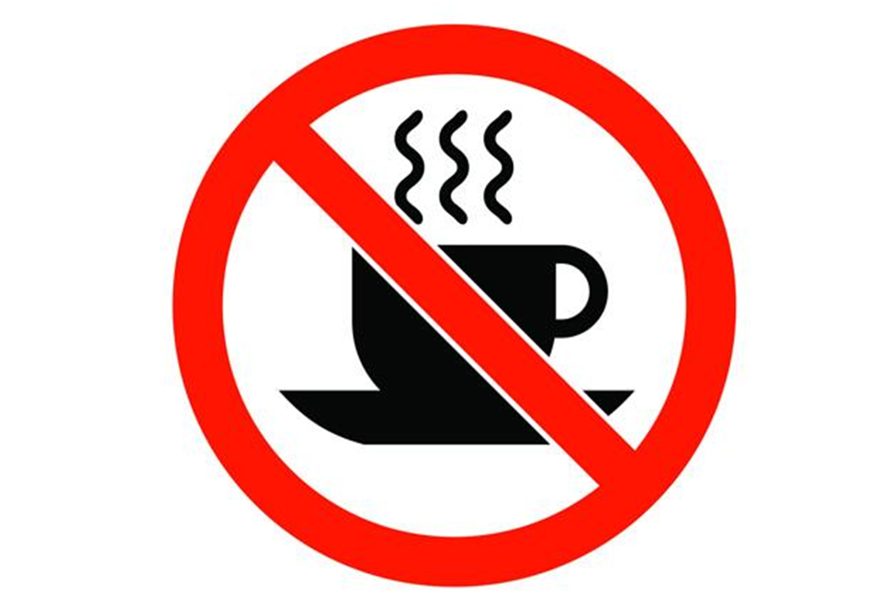 Отказ от кофеина. Кофе запрещено. Кофе перечеркнуто. Знак кофе запрещено. Перечеркнутая чашка кофе.